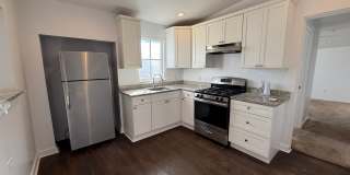2 Week Free Move-In Special! Charming Renovated 1BR Near The Pearl & River Walk Gallery 5