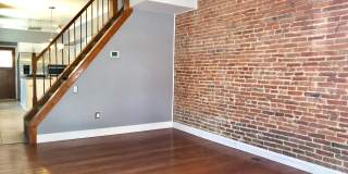 Charming 2 Bedroom/2 Bathroom Townhome in Federal Hill W/ Parking Gallery 5