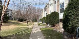 Spacious Eden Prairie Town Home, 2 Car Garage, Primary, 4 Baths, Fireplace Gallery 1