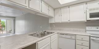 Central Phoenix Gem! Private Patio, Gated, Pool + Underground Parking Gallery 5