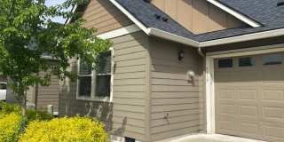 Modern Living with A/C and Double Garage! Gallery 1