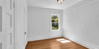 Castro/Eureka Valley: Top Floor Flat w/ in-unit W/D & Shared Yard Gallery 31