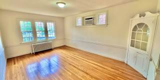 Spacious 6 bedroom 3.5 bath Tudor Townhouse w/Deck close to Georgetown University & Hospital Gallery 11