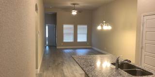 2 Weeks free rent / 3/2/2 Duplex / Walk to Historic Gruene / Fridge / Gas Cooking / Fenced in yard / CISD Gallery 4