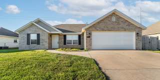 Centerton Sanctuary: 3-Bedroom, 2-Bathroom Rental with Expansive Backyard Gallery 1