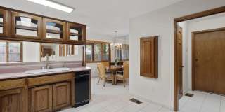 Adorable Townhome, 2 Master Bedroom Suites to Patio Living Gallery 9