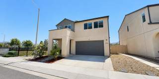 Beautiful and almost Brand New 3 Bedroom House in Citro, Fallbrook for Rent Gallery 1