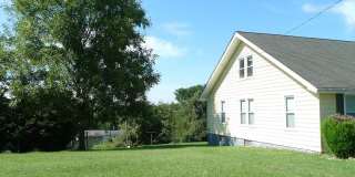 Charming Home with Large Backyard Near Radford University Gallery 13