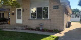 Charming 3 Bed, 1 Bath Corner Unit in Wyandotte Gallery 1