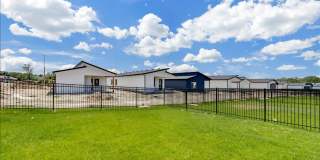Beautiful Three Bedroom, Two Bathroom Gallery 22