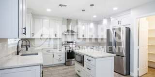 Beautiful Large Home w/A Pool Gallery 15