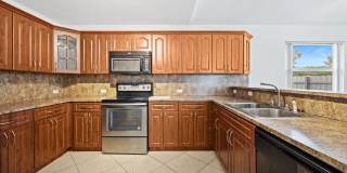 Beautiful 4 bed 3 bathroom Single Family Home with a large fenced yard Gallery 9