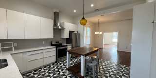 Fully Restored 2BR Classic Near Downtown Dignowity Hill Gallery 23