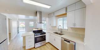 Charming 2 bed, 1.5 bath home with views of Downtown! Gallery 1