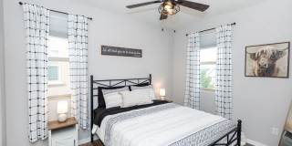 4 BEDROOM POOL & SOLAR HOME! Gallery 34