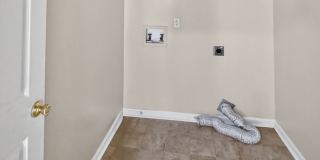 RATE DROP ALERT (was $2200/month) and MOVE-IN SPECIAL: 1st FULL MONTH'S RENT FREE* Gallery 17