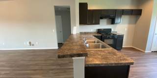 Charming 4 bed 2 bath in Hunters Spring *  Mustang schools Gallery 9