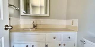 Cozy 2-Bedroom, 1.5 -Bathroom Home! Plus Car Porch! Gallery 7