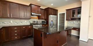 Spacious 4-Bed Home with Loft & Covered Patio in North Creek Gallery 1