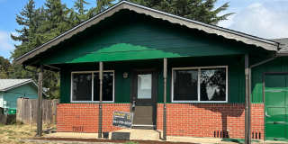 2BD/1BA Duplex with large fenced yard Available June 5th! Gallery 1