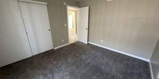 Spacious 3-Bedroom Condo with In-Unit Laundry – Convenient Aurora Location Gallery 6