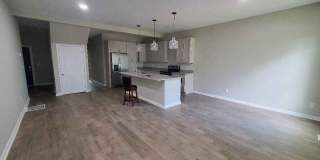 Room in 4 Bedroom Home at Athens Ave Gallery 4
