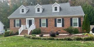 Spacious 4 Bedroom near Guilford College Gallery 1