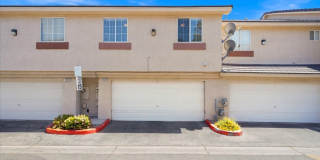 Contemporary 3 Bedroom Townhouse in Gated Community Gallery 1