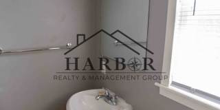 3 bedroom 2.5 bathroom home with a fully fenced yard! Gallery 16