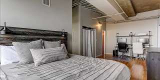 Beautiful and Spacious Loft-Style Condo 1 Bed/1.5 Bath Near Ballpark Gallery 15