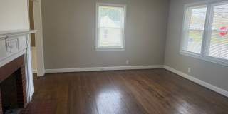 Adorable 2 Bedroom with Stackable Washer/Dryer Gallery 3