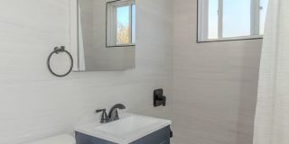 Stylishly Remodeled 1-Bed/1-Bath Gem in Crown Point / Pacific Beach. Only $1500 DEPOSIT! Gallery 16