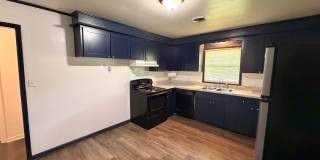 Nice 2 BR/1 Bath Duplex - Covered Parking & Large Backyard Gallery 7