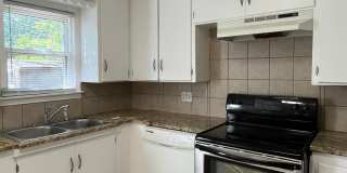 3 bedroom near Riverside Parks Trail!! Gallery 5