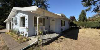Spacious Southwest Portland 2 Bedroom Home with Hardwood Floors, Decorative Fireplace, Attached 2-Car Garage & Large Backyard Spacious Southwest Portland 2 Bedroom Home with Hardwood Floors, Decorative Fireplace, Attached 2-Car Garage & Large Backyard Gallery 1