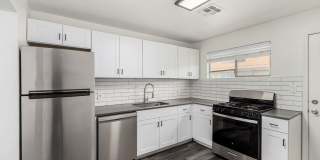 Two Bedroom with Yard  Washer/Dryer - 4 Weeks of Free Rent! Gallery 1