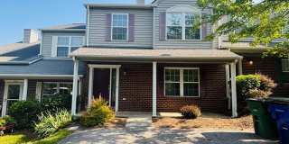 NEW FLOORS! 3 Bedroom 2.5 Half Bath Townhouse Gallery 1