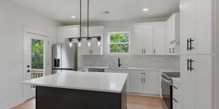 Spacious 5-Bedroom with Fenced Yard & Modern Amenities Gallery 12