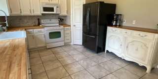 Sunny and spacious 3 bed, 2.5 bath house with living and family room, with huge back yard! Gallery 6