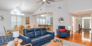 Luxury 4-bedroom - 4 bath with garage Gallery 5