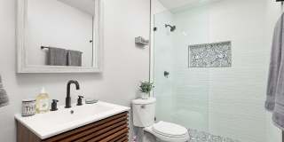 Centrally located apartment with pool! Gallery 9