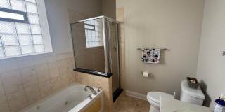 Luxurious, Galewood Penthouse Condo 3BR/2BA Gallery 15