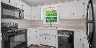 Charming 3 Bedroom Ranch with Large Fenced Yard & Bright Open Living Spaces! Gallery 9