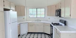 Spacious 2bd/2bath + Den home in gorgeous community (there's a lake!) Gallery 11