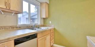 Light & Bright 2 Bed 1 Bath Condo! Gallery 5