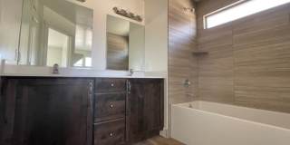 Desert Bluff 4 Bed Home! Gallery 16