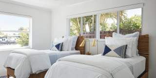 116 Arlington Place Gallery 18