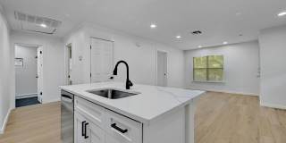 Top of the line 6 bed in West Campus!!! 1913!!! Gallery 10