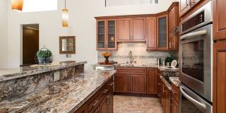 A Spacious 2 bedroom, 2 bathroom Townhouse - Upscale That’s Right On Trend Gallery 1