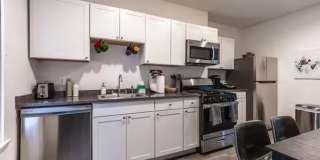Renovated 3BR in South Side Flats | 100 Walk Score | In-Unit Laundry Gallery 5